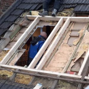 Zimmermannsarbeiten auf einem Dach für den Einbau von Dachfenstern.