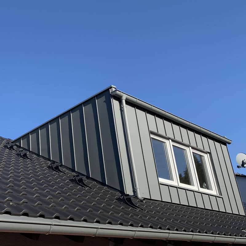 Ein neues Dach mit einem schönen modernen Ausbau, der mit Zink in Doppelstehfalztechnik verkleidet ist.