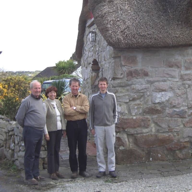Josef Otto, Käthe Otto, Masterthatcher Hugh O'Neill und Frank Otto vor dessen mit Reet gedecktem alten Bruchsteinhaus in Irland.
