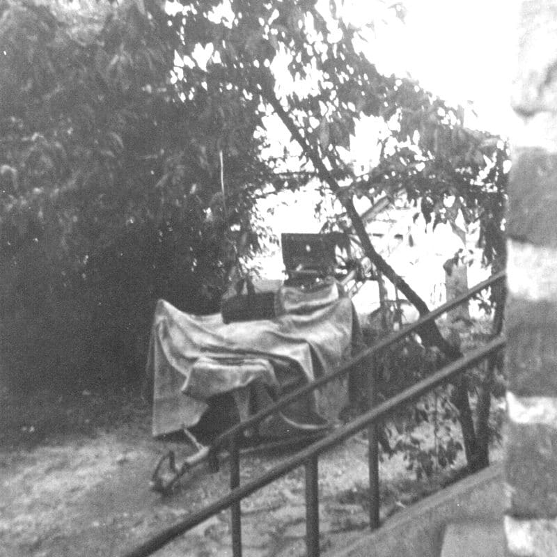 Schwarzweißaufnahme des ersten Dachdecker-Aufzuges von Dachdecker Josef Otto.