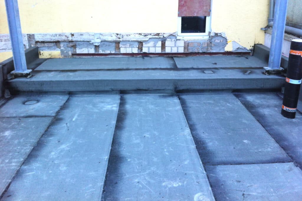 Bitumenabdichtung mit Schweissbahn auf einem Flachdach.