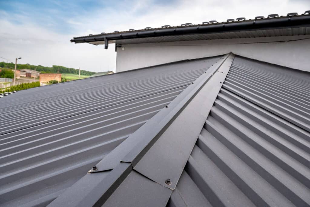 Dach aus grauem Stahltrapezblech.