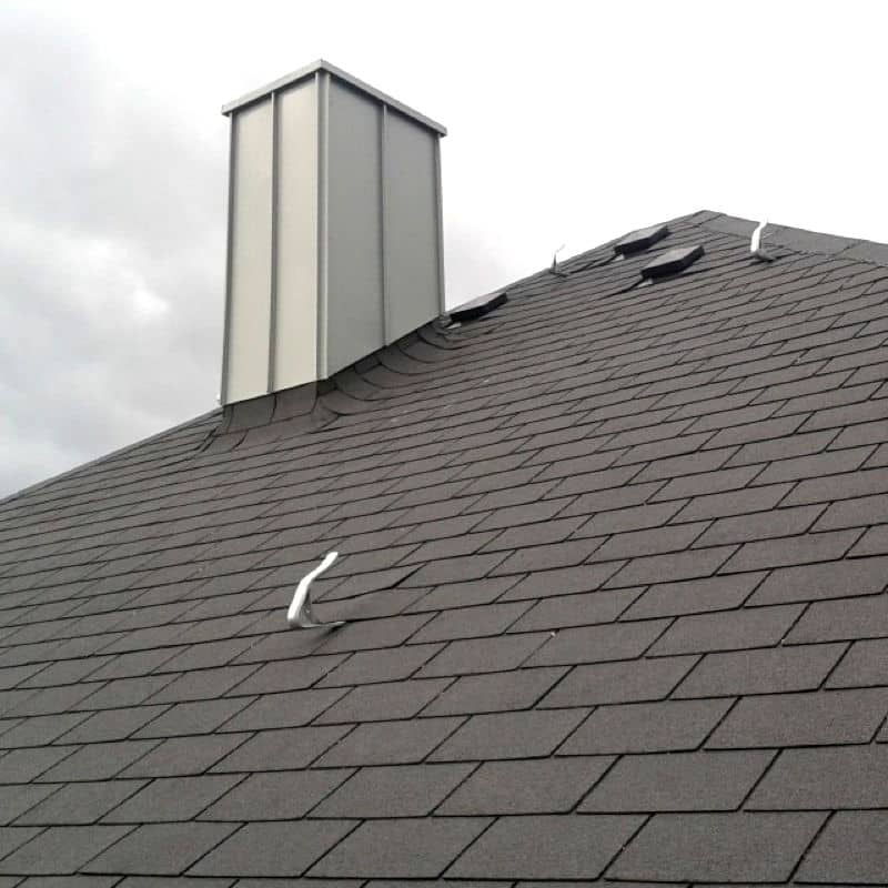 Mit Pappschindeln eingedecktes Dach.