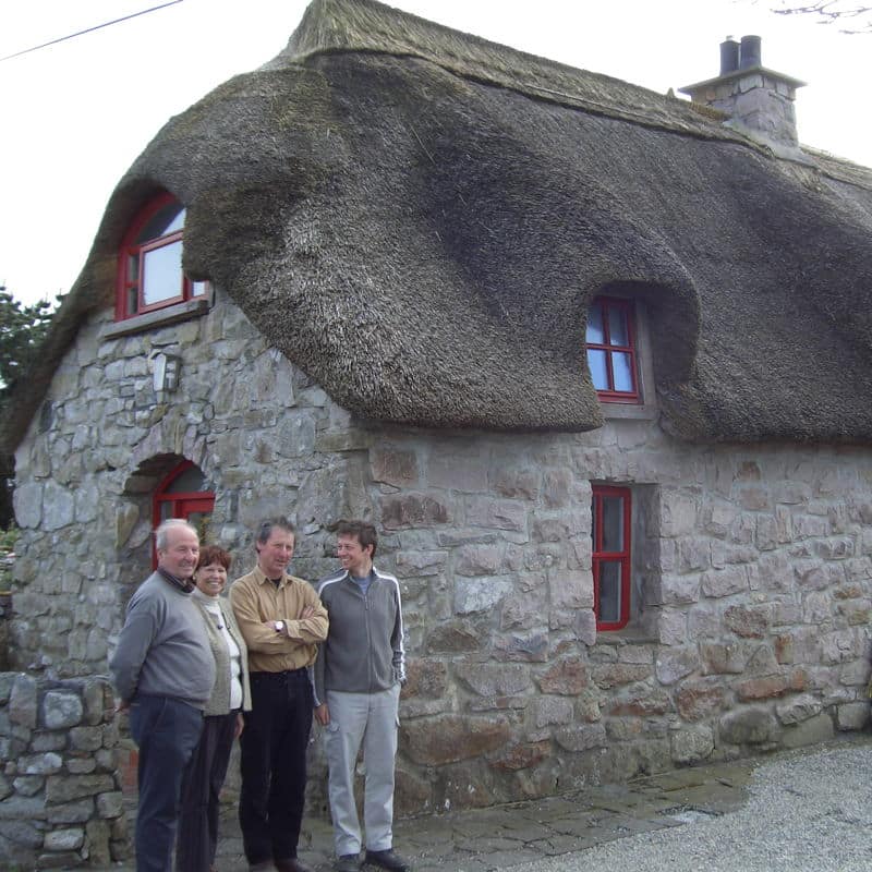 Josef Otto, Käthe Otto, Masterthatcher Hugh O'Neill und Frank Otto vor dessen mit Reet gedecktem alten Bruchsteinhaus in Irland.
