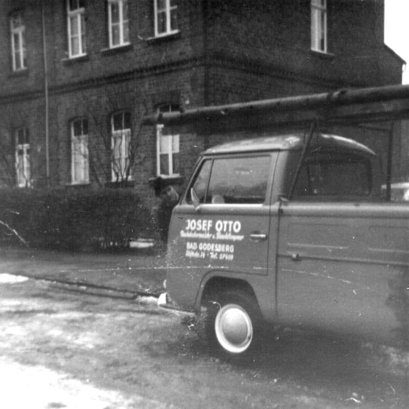 Schwarzweißaufnahme des ersten Arbeitswagen der Firma Dachdecker Otto in Bonn.
