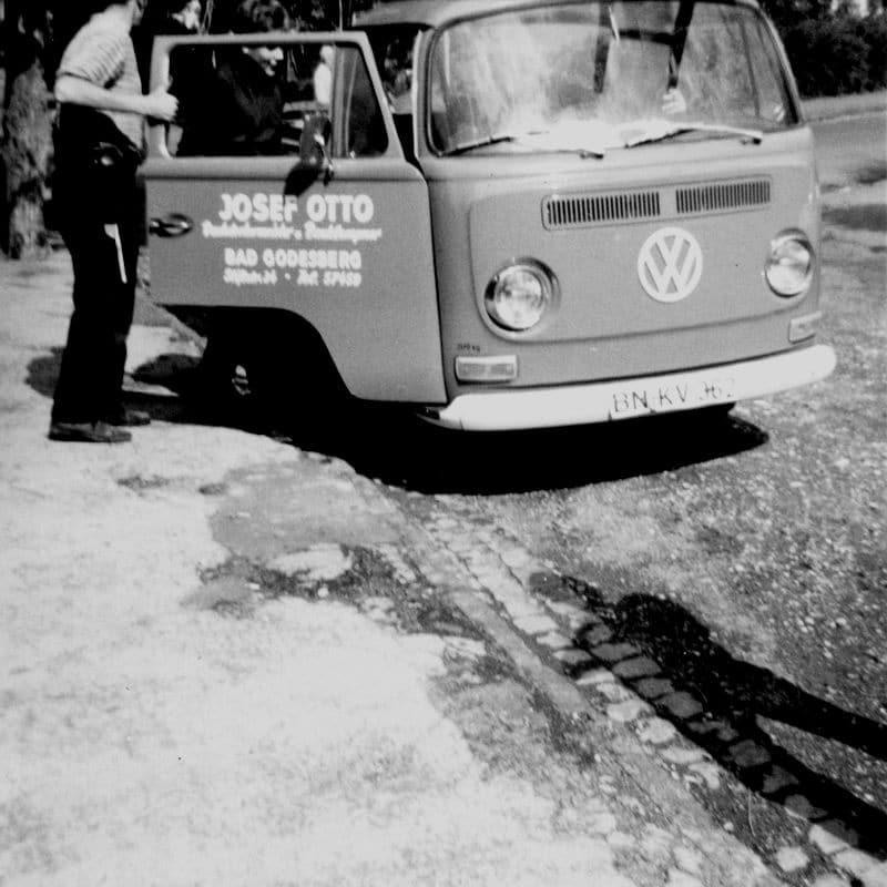 Schwarzweißbild mit einem alten VW T2 im Jahr 1965.