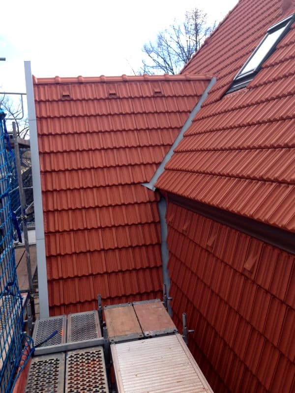 Details einer neuen Dacheindeckung mit einem Ausbau.