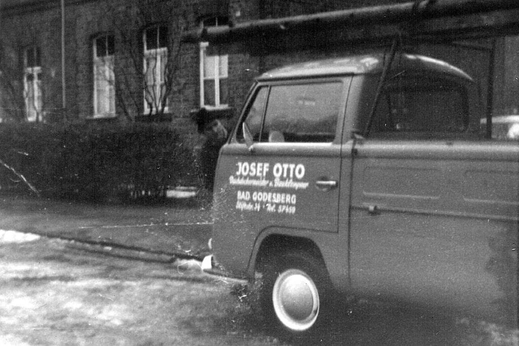 Schwarzweißbild mit dem ersten Firmenwagen der Firma Otto, einem Volkswagen T2 Pritsche.