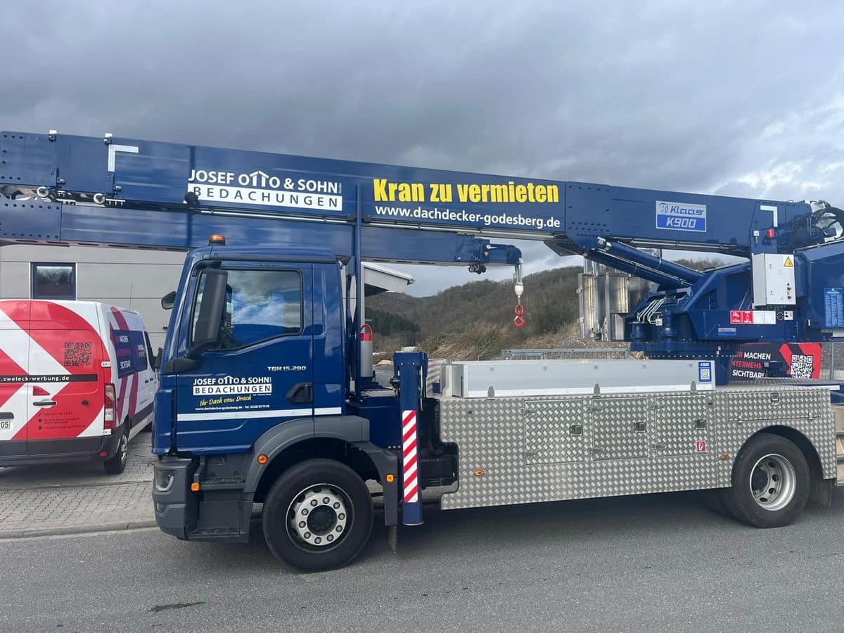 Ein neuer dunkelblauer Kranwagen von Klaas, der im Kranverleih der Dachdeckerfirma Otto in Bonn angeboten wird.